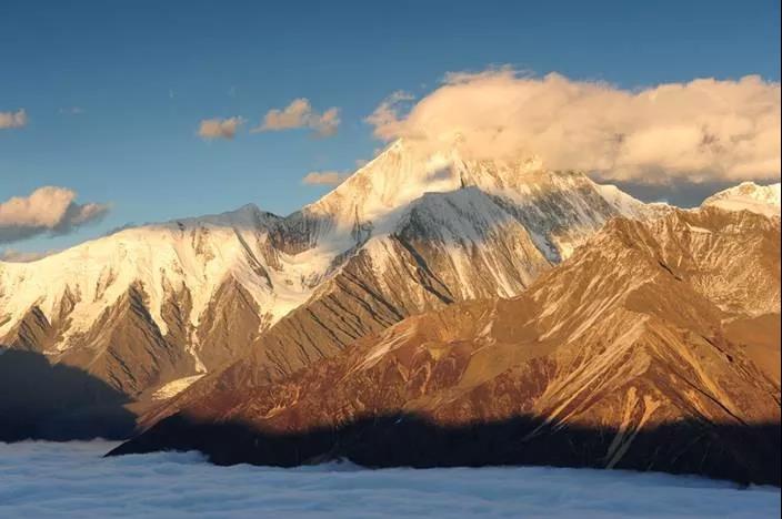 地质主业 地学科普在青藏高原东缘,横断山系的大雪山中段,坐落着高耸