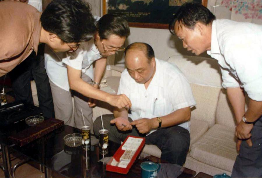 1991年4月，原海南省委书记邓鸿勋（左三）到省地矿局视察