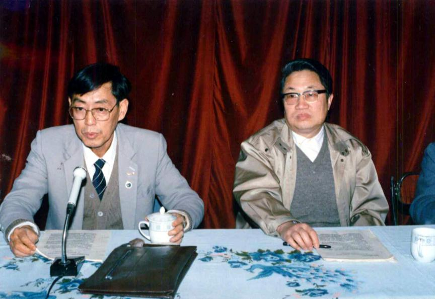 1995年3月，原地矿部部长宋瑞祥（右）在海南考察时听取海南地质汇报