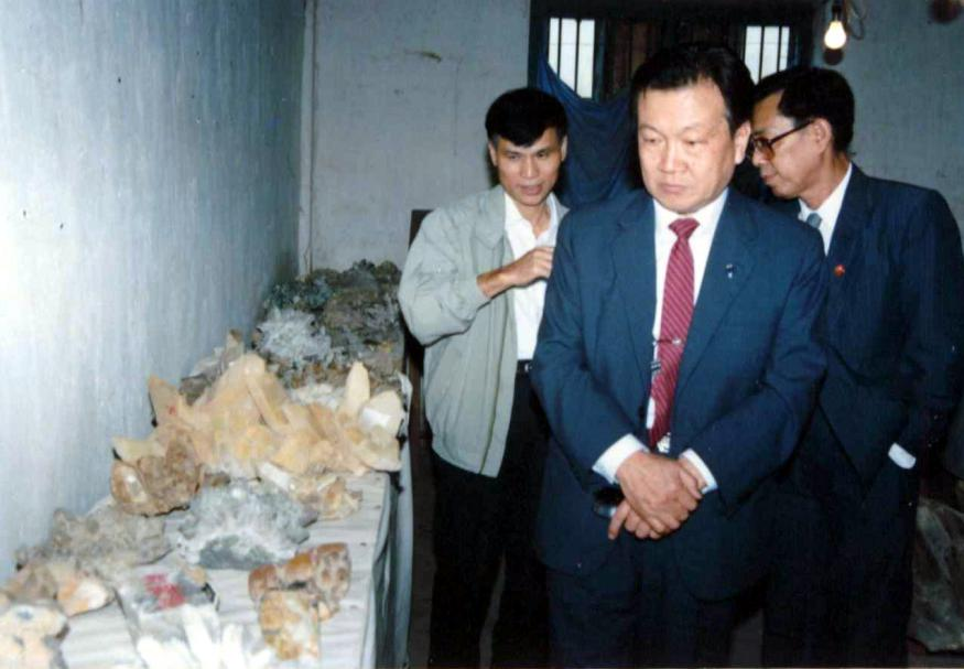 1998年2月，原地矿部部长朱训（中）到海南省地矿局视察工作